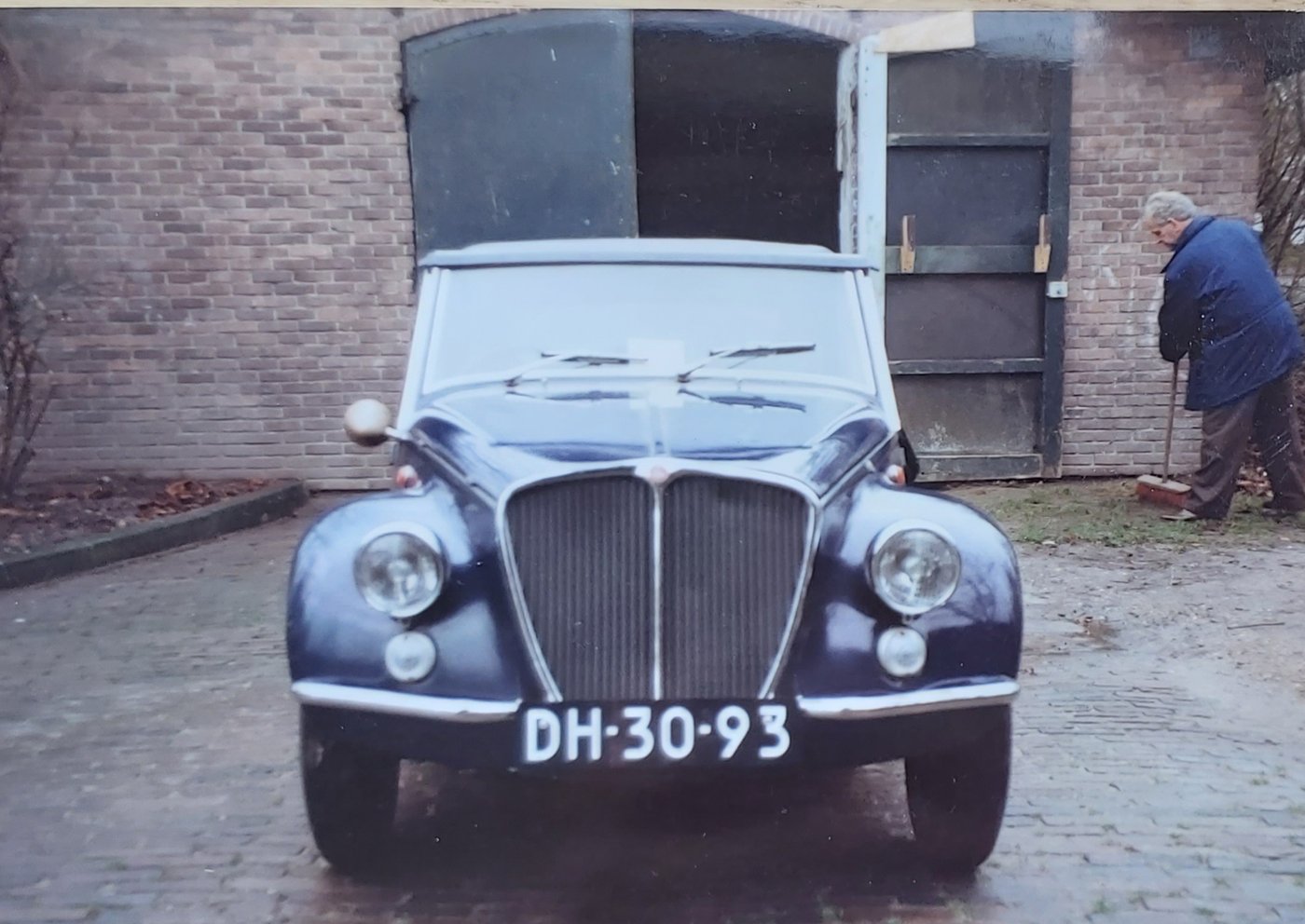 With its new Dutch licence plate, DH-30-93